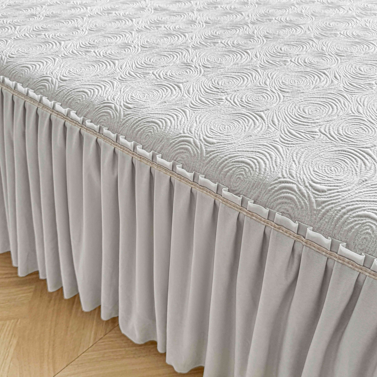 91家纺网 家纺一手货源 找家纺 席匠 2026新款云柔玫瑰系列平铺款床裙款凉席席子 云烟灰-床裙款