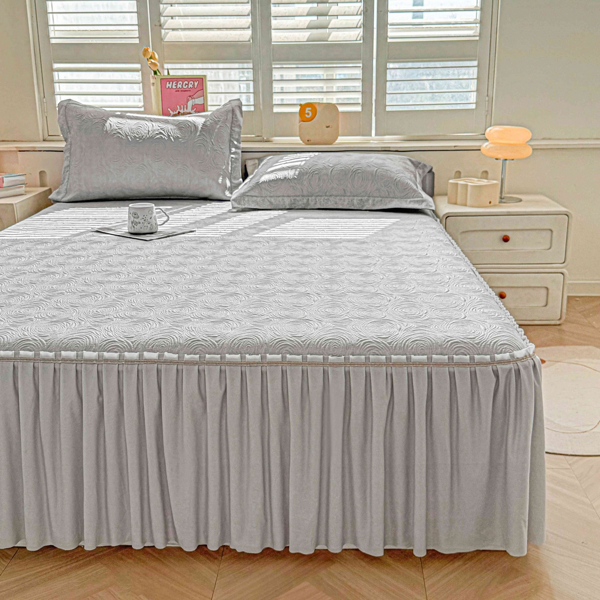 91家纺网 家纺一手货源 找家纺 席匠 2026新款云柔玫瑰系列平铺款床裙款凉席席子 云烟灰-床裙款