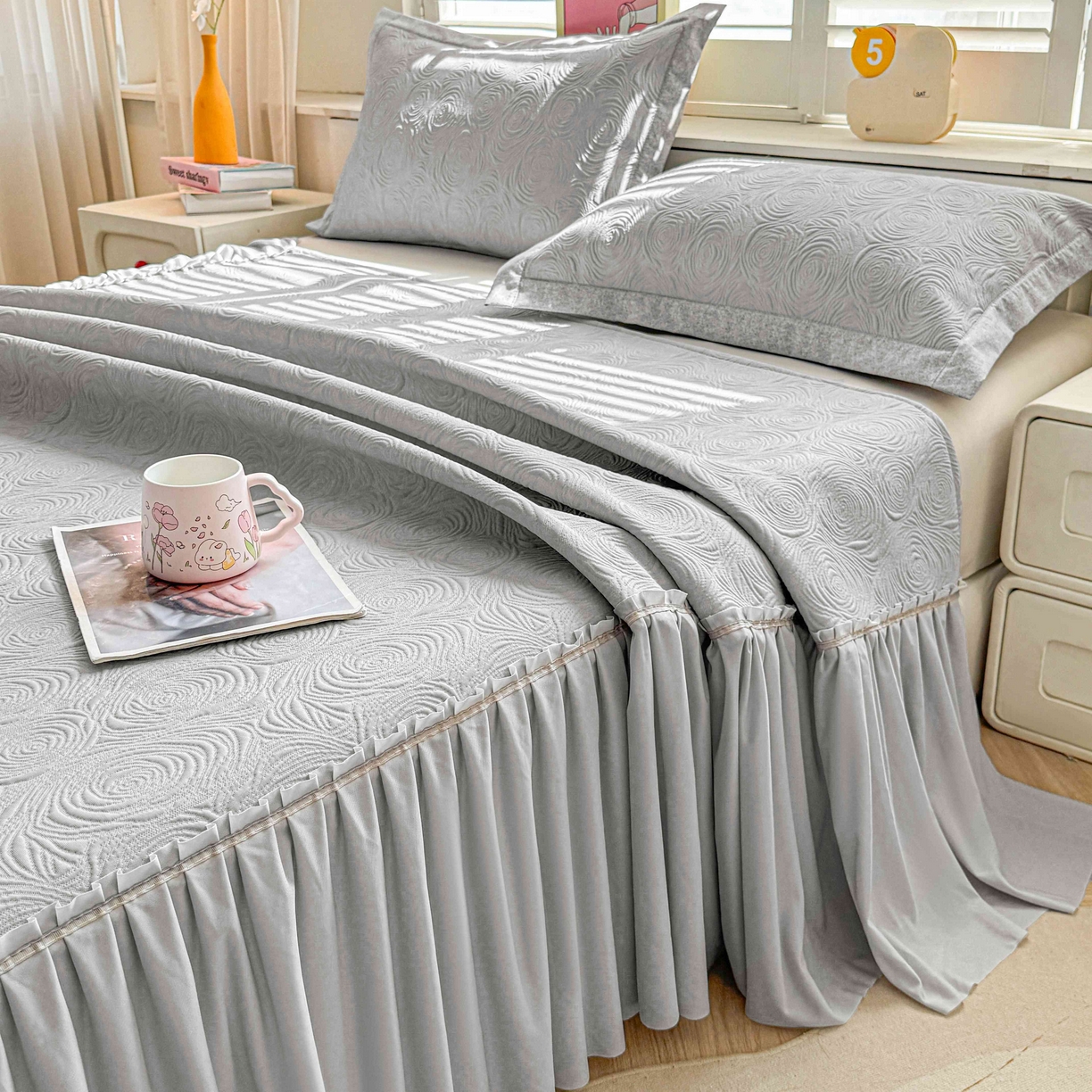 91家纺网 家纺一手货源 找家纺 席匠 2026新款云柔玫瑰系列平铺款床裙款凉席席子 云烟灰-床裙款