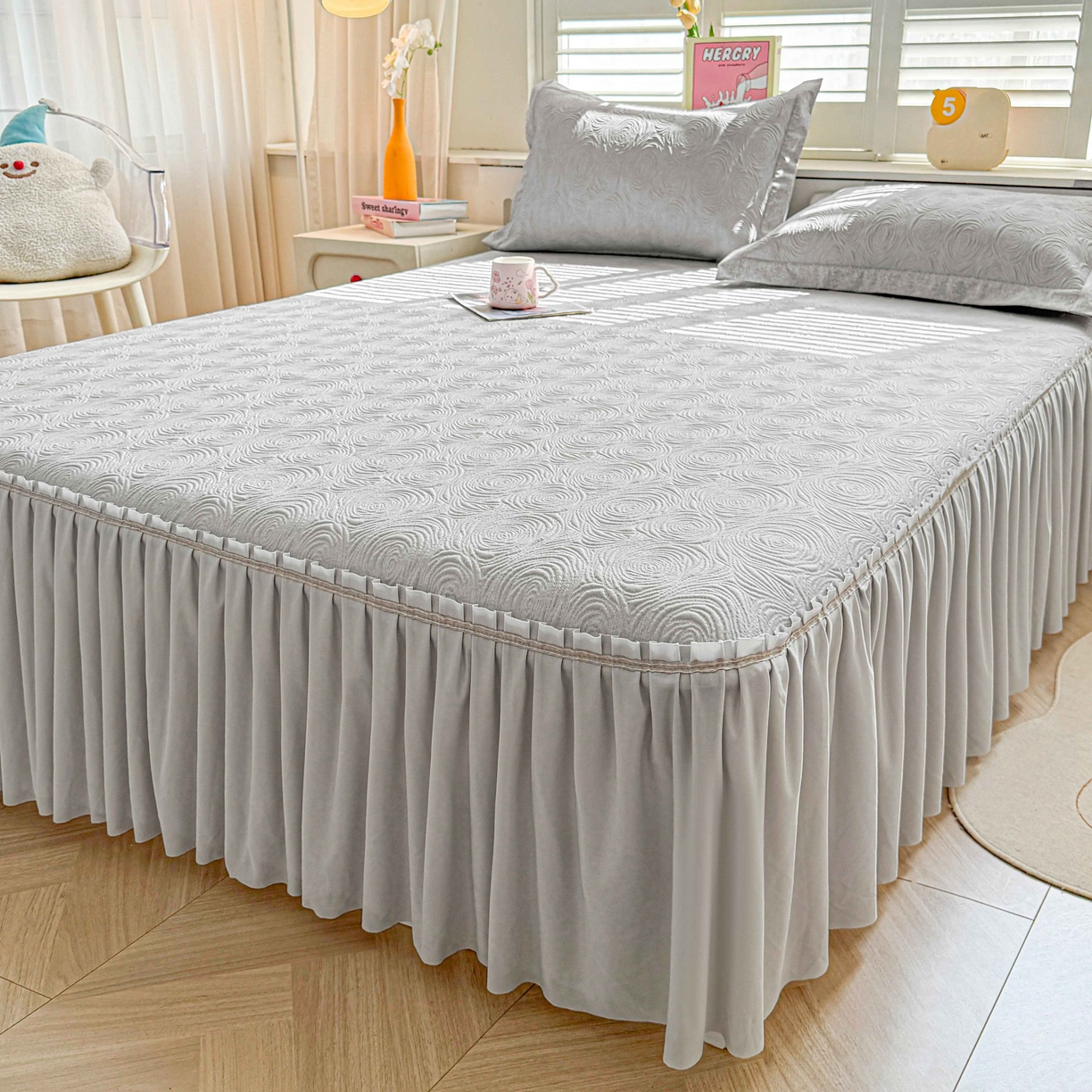 91家纺网 家纺一手货源 找家纺 席匠 2026新款云柔玫瑰系列平铺款床裙款凉席席子 云烟灰-床裙款