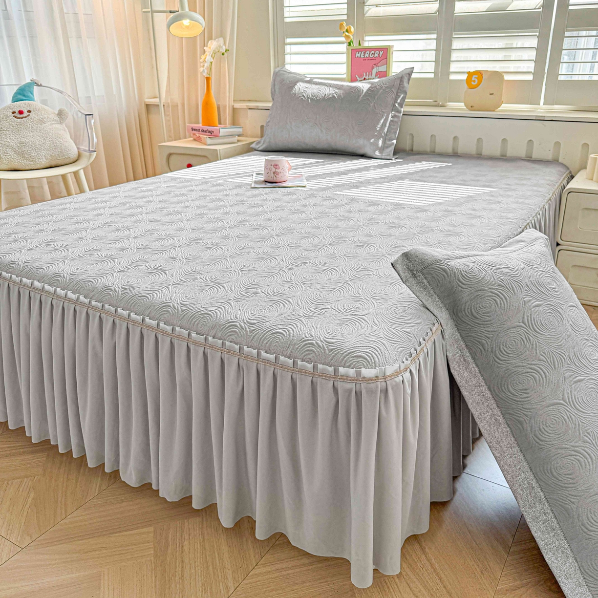 91家纺网 家纺一手货源 找家纺 席匠 2026新款云柔玫瑰系列平铺款床裙款凉席席子 云烟灰-床裙款