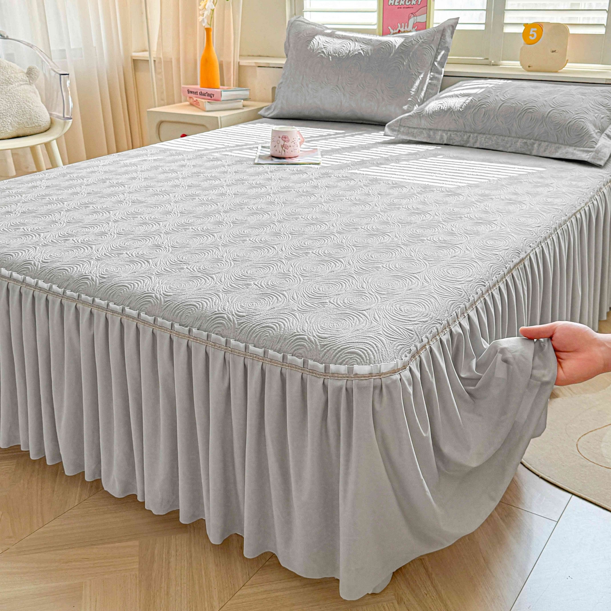 91家纺网 家纺一手货源 找家纺 席匠 2026新款云柔玫瑰系列平铺款床裙款凉席席子 云烟灰-床裙款