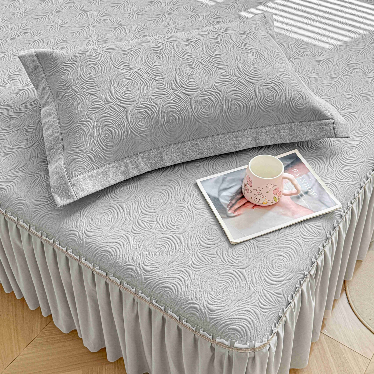 91家纺网 家纺一手货源 找家纺 席匠 2026新款云柔玫瑰系列平铺款床裙款凉席席子 云烟灰-床裙款