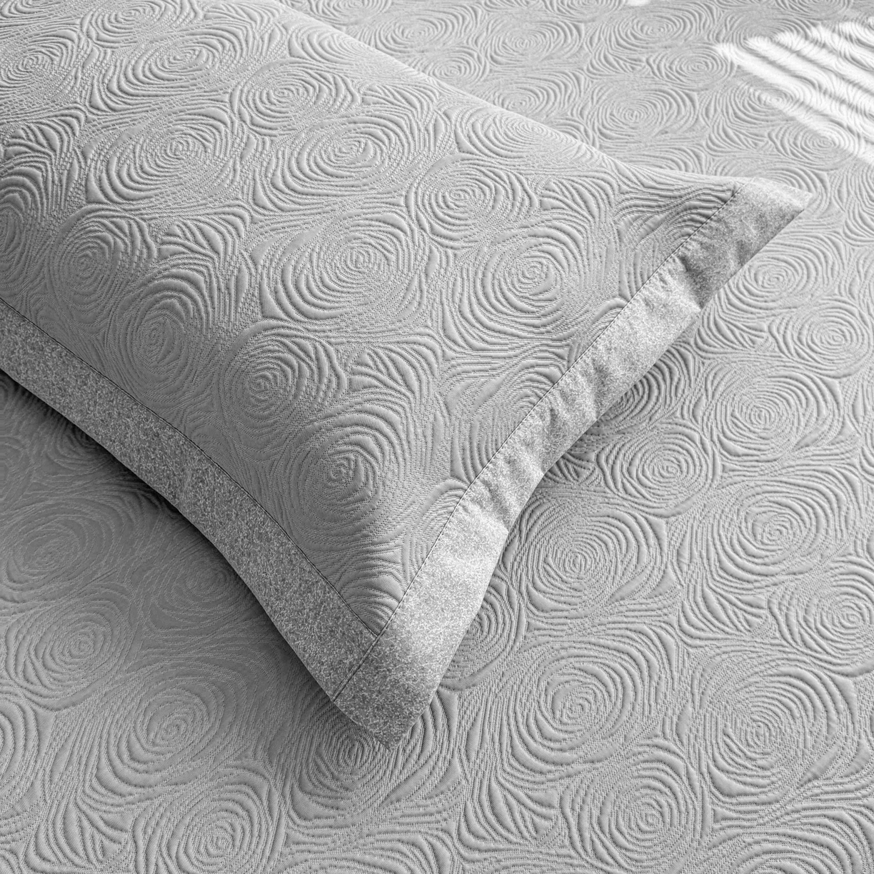 91家纺网 家纺一手货源 找家纺 席匠 2026新款云柔玫瑰系列平铺款床裙款凉席席子 云烟灰-床裙款