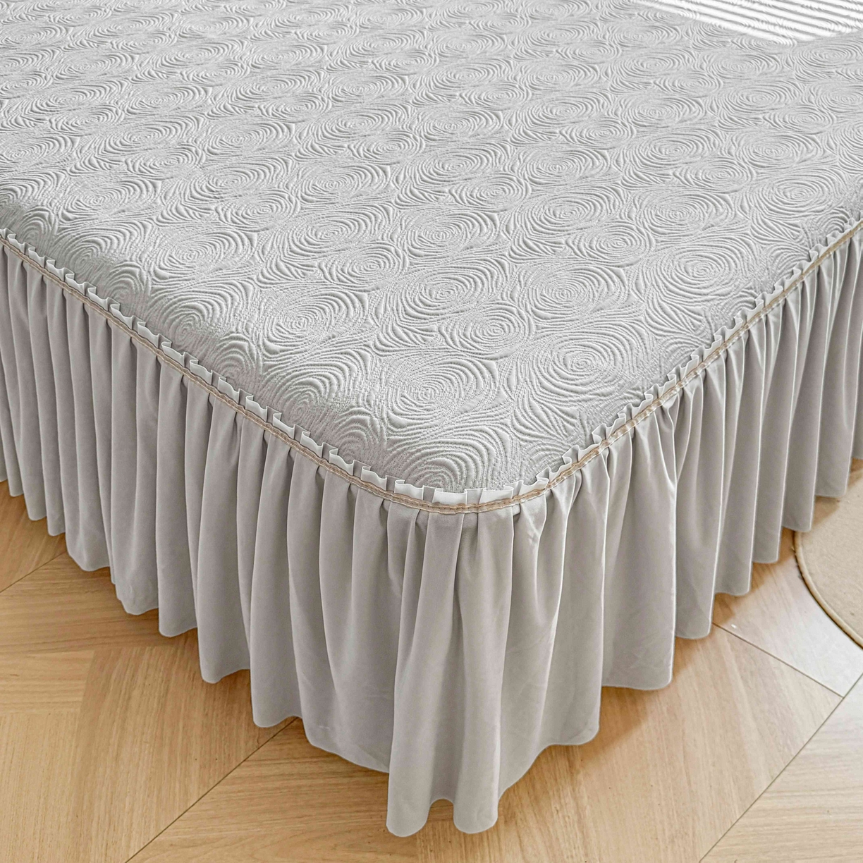 91家纺网 家纺一手货源 找家纺 席匠 2026新款云柔玫瑰系列平铺款床裙款凉席席子 云烟灰-床裙款