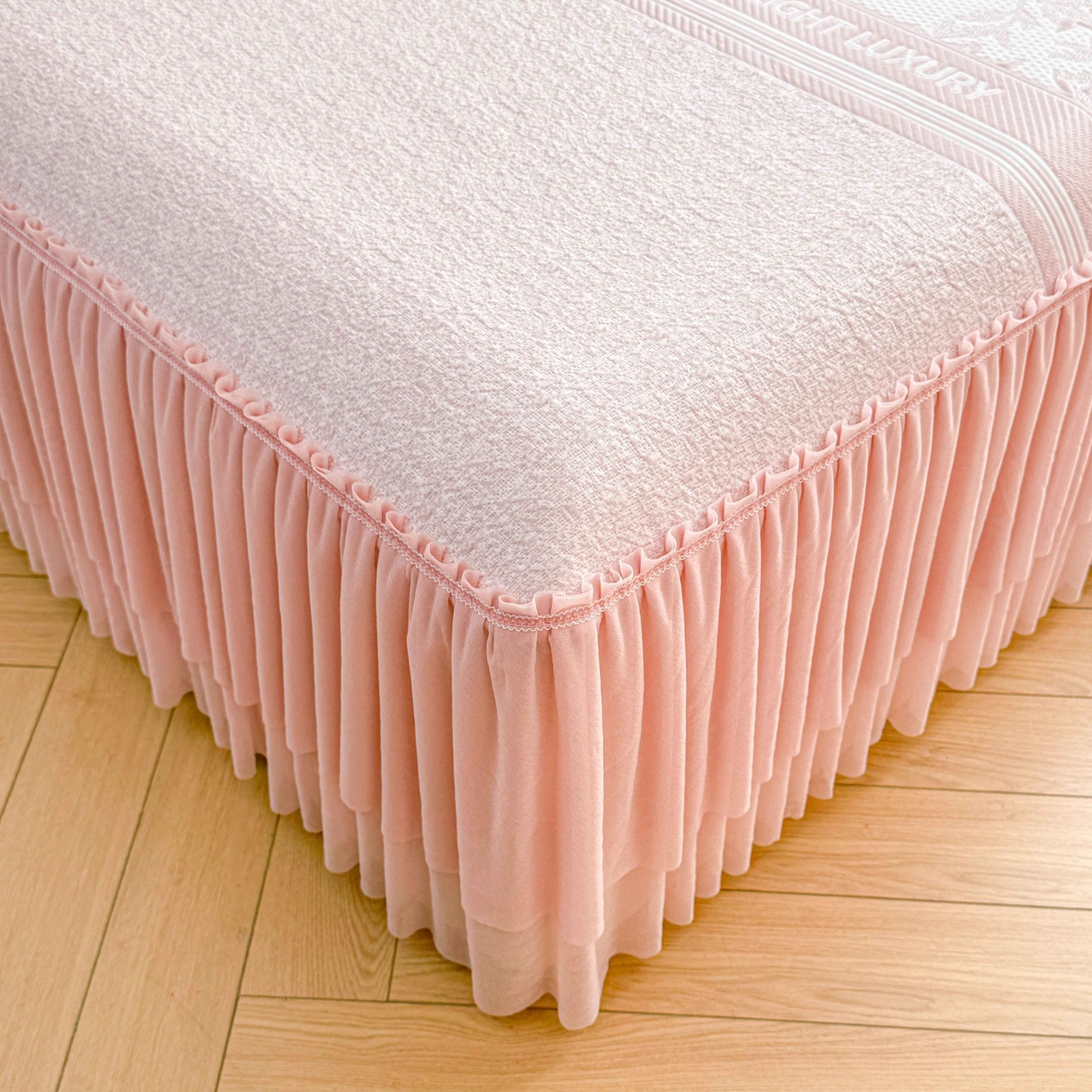 91家纺网 家纺一手货源 找家纺 席匠 2026新款LUX·奢序系列床裙款凉席席子 烟粉