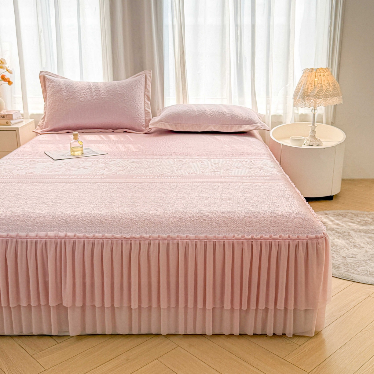 91家纺网 家纺一手货源 找家纺 席匠 2026新款LUX·奢序系列床裙款凉席席子 烟粉