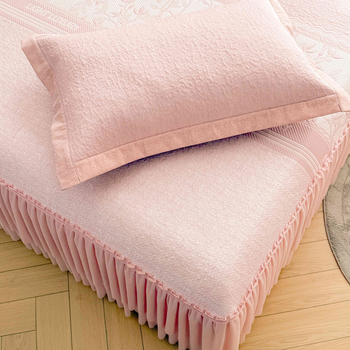 91家纺网 家纺一手货源 找家纺 席匠 2026新款LUX·奢序系列床裙款凉席席子 烟粉