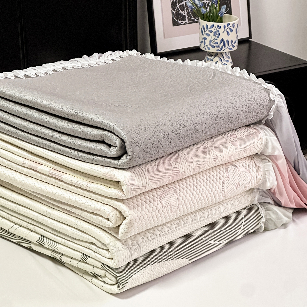 91家纺网 家纺一手货源 找家纺 富馨莱 2026春夏新款PE乙纶高克重冰豆豆席凉感凉席单件床裙三件套支持一件定做尺寸 组合图仅供展示不可下单