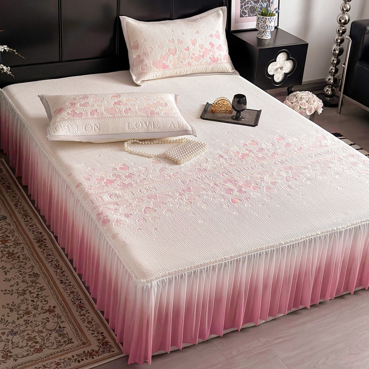 91家纺网 家纺一手货源 找家纺 富馨莱 2026春夏新款PE乙纶高克重冰豆豆席凉感凉席单件床裙三件套支持一件定做尺寸 爱意满满-粉