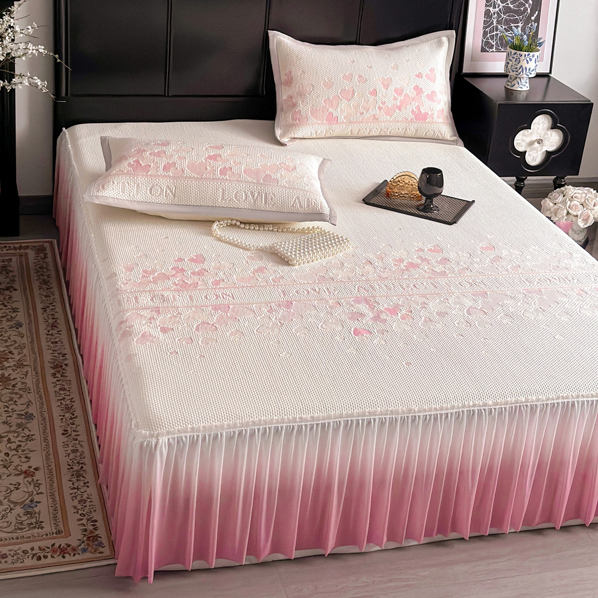 91家纺网 家纺一手货源 找家纺 富馨莱 2026春夏新款PE乙纶高克重冰豆豆席凉感凉席单件床裙三件套支持一件定做尺寸 爱意满满-粉