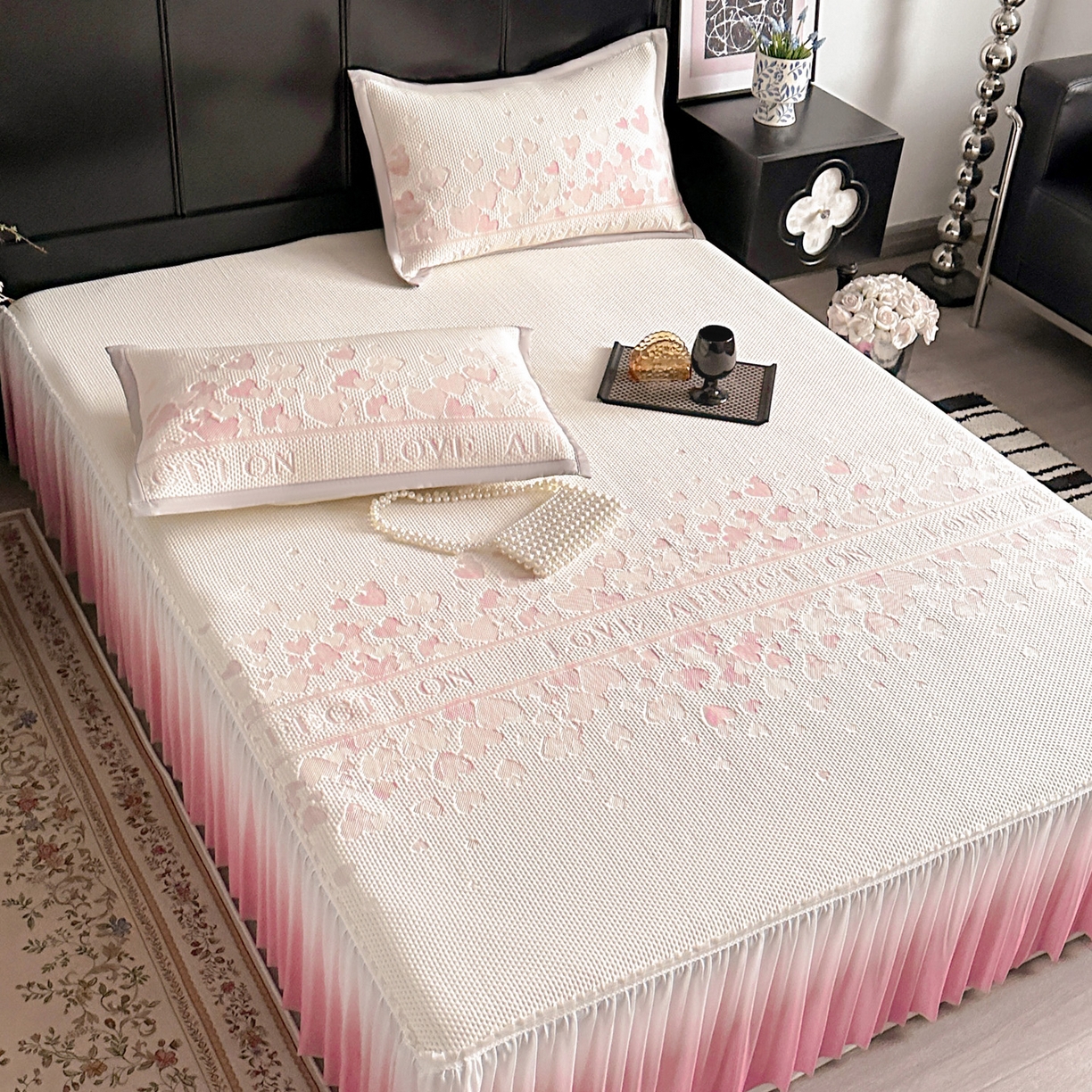 91家纺网 家纺一手货源 找家纺 富馨莱 2026春夏新款PE乙纶高克重冰豆豆席凉感凉席单件床裙三件套支持一件定做尺寸 爱意满满-粉