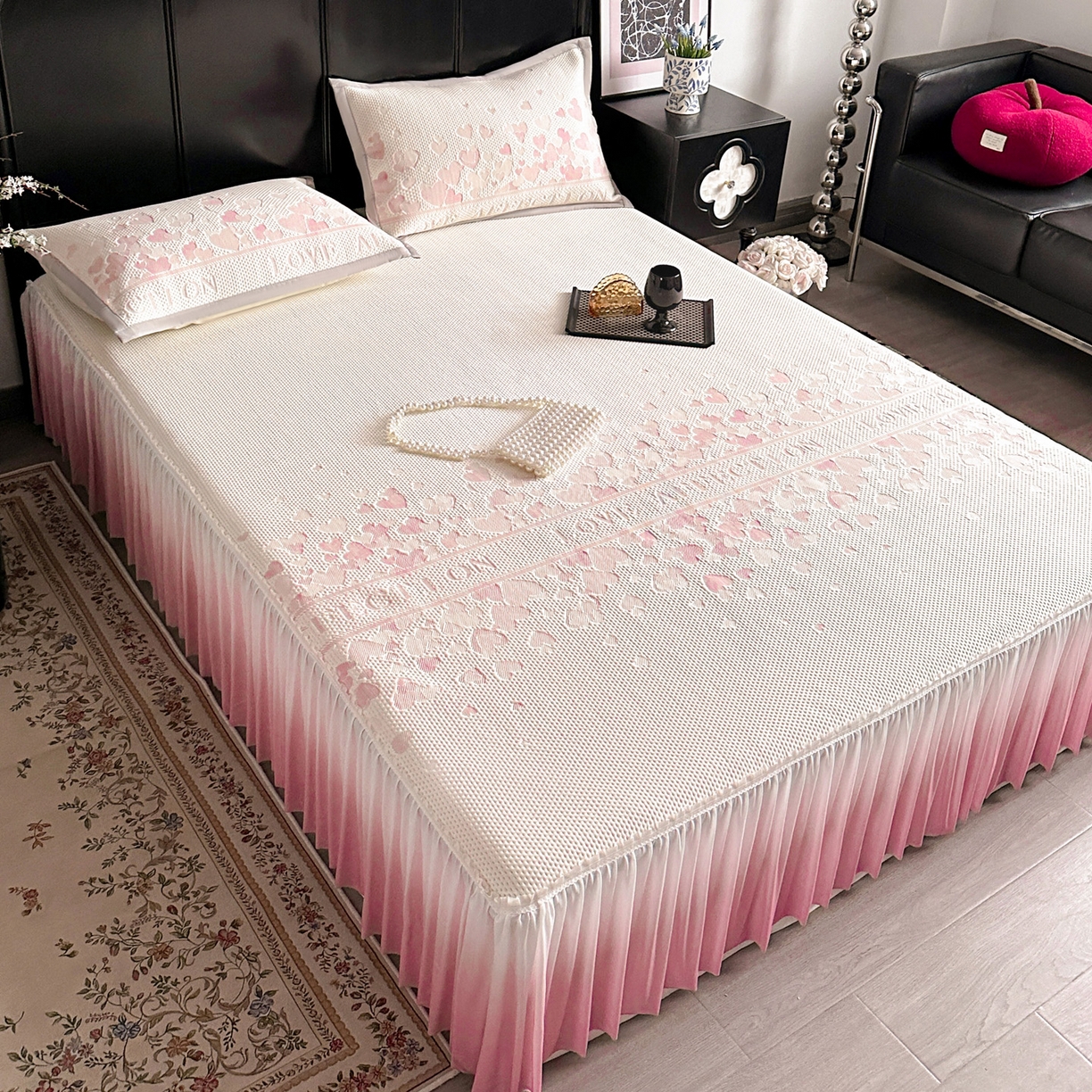 91家纺网 家纺一手货源 找家纺 富馨莱 2026春夏新款PE乙纶高克重冰豆豆席凉感凉席单件床裙三件套支持一件定做尺寸 爱意满满-粉