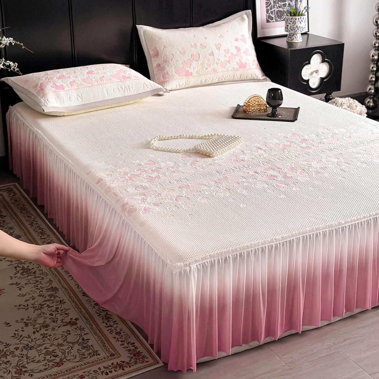 91家纺网 家纺一手货源 找家纺 富馨莱 2026春夏新款PE乙纶高克重冰豆豆席凉感凉席单件床裙三件套支持一件定做尺寸 爱意满满-粉