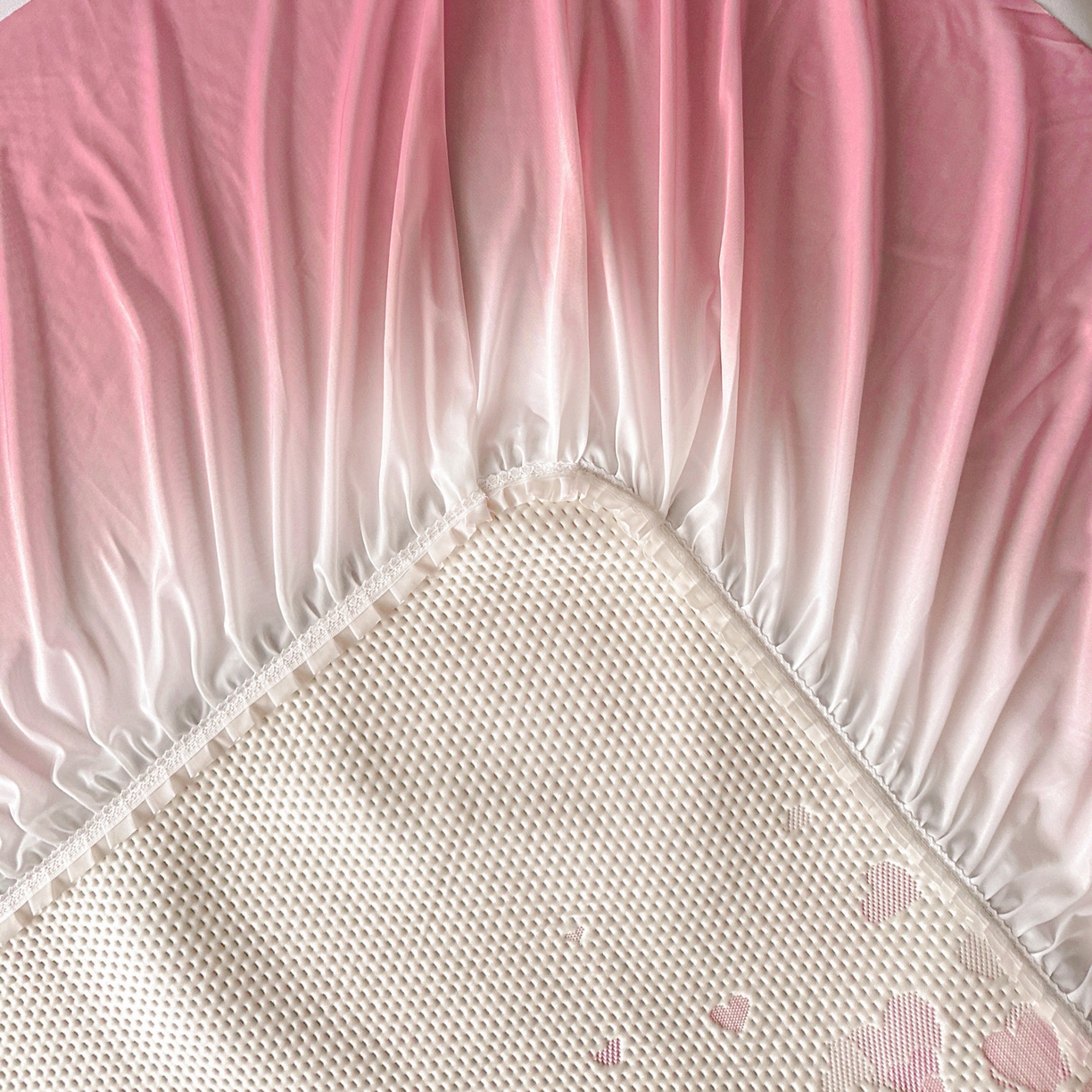 91家纺网 家纺一手货源 找家纺 富馨莱 2026春夏新款PE乙纶高克重冰豆豆席凉感凉席单件床裙三件套支持一件定做尺寸 爱意满满-粉