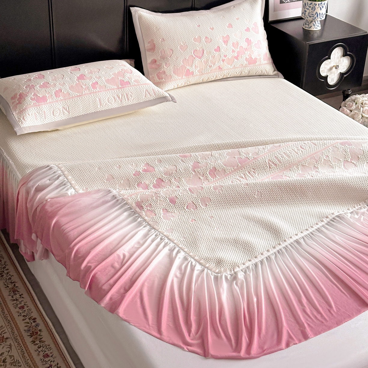 91家纺网 家纺一手货源 找家纺 富馨莱 2026春夏新款PE乙纶高克重冰豆豆席凉感凉席单件床裙三件套支持一件定做尺寸 爱意满满-粉