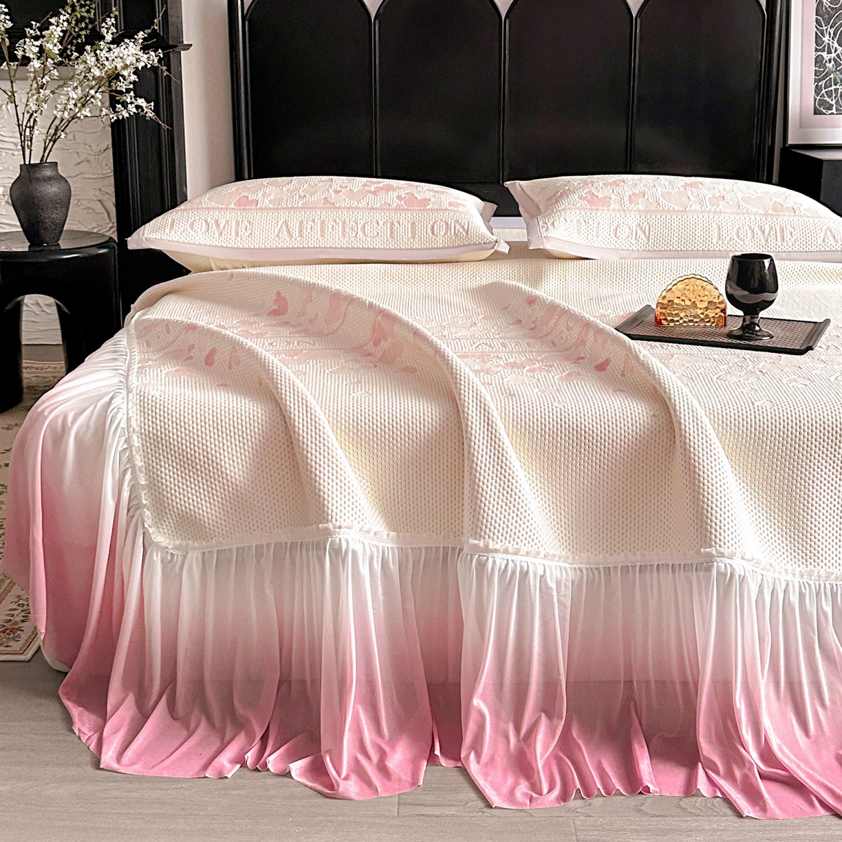 91家纺网 家纺一手货源 找家纺 富馨莱 2026春夏新款PE乙纶高克重冰豆豆席凉感凉席单件床裙三件套支持一件定做尺寸 爱意满满-粉