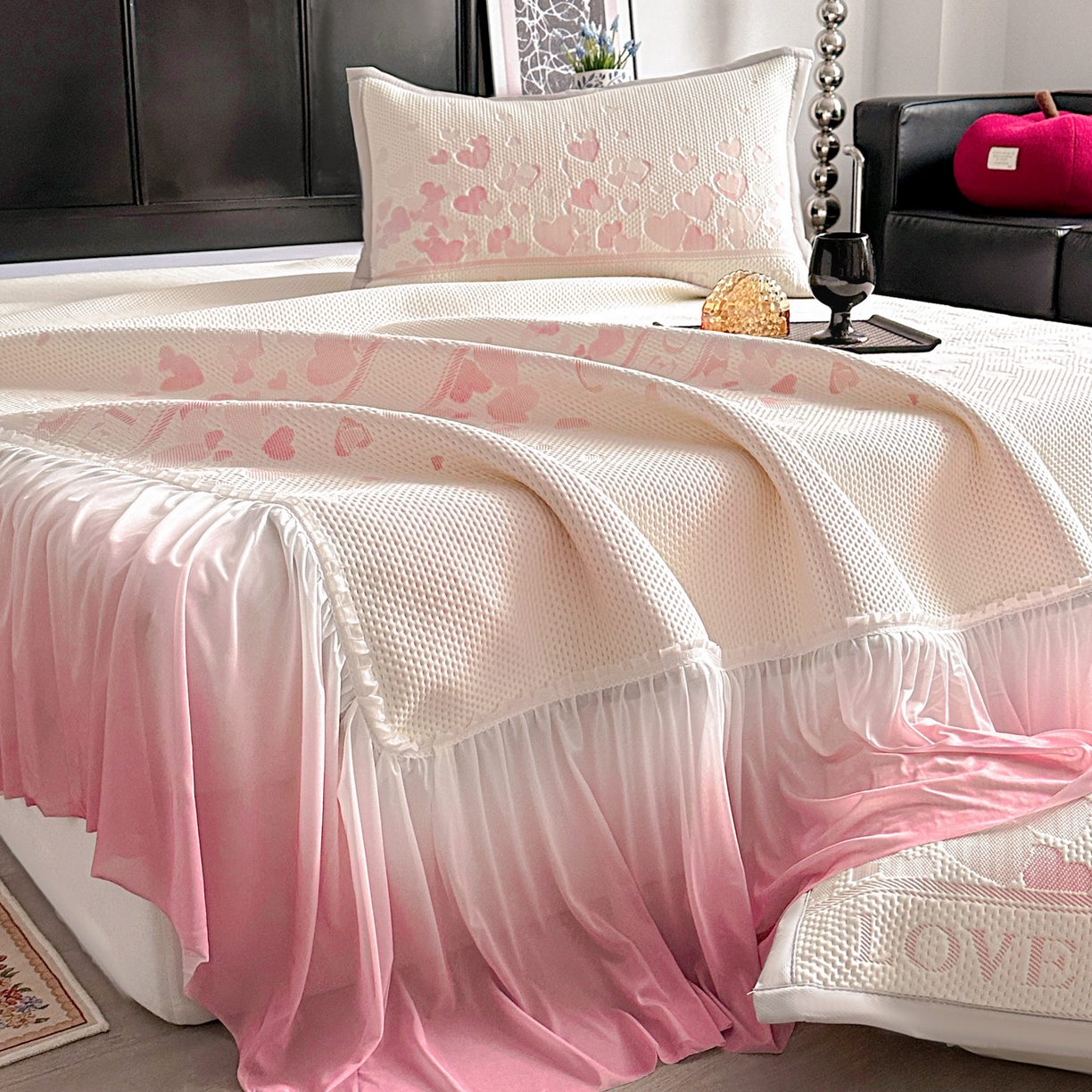 91家纺网 家纺一手货源 找家纺 富馨莱 2026春夏新款PE乙纶高克重冰豆豆席凉感凉席单件床裙三件套支持一件定做尺寸 爱意满满-粉