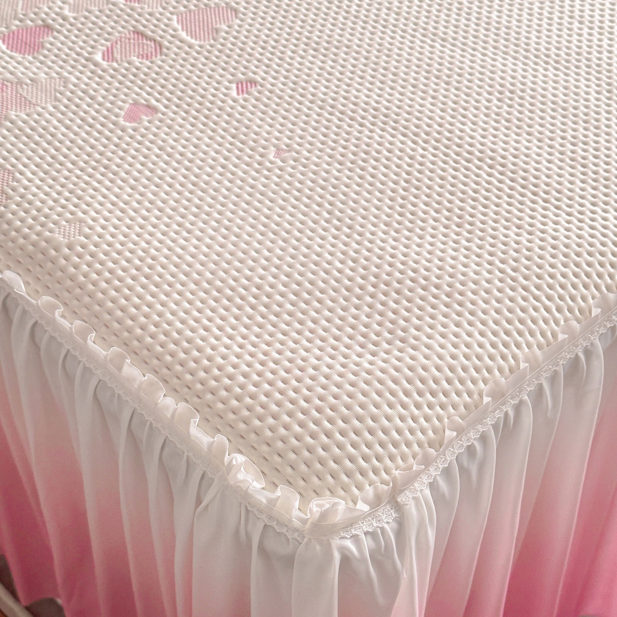 91家纺网 家纺一手货源 找家纺 富馨莱 2026春夏新款PE乙纶高克重冰豆豆席凉感凉席单件床裙三件套支持一件定做尺寸 爱意满满-粉