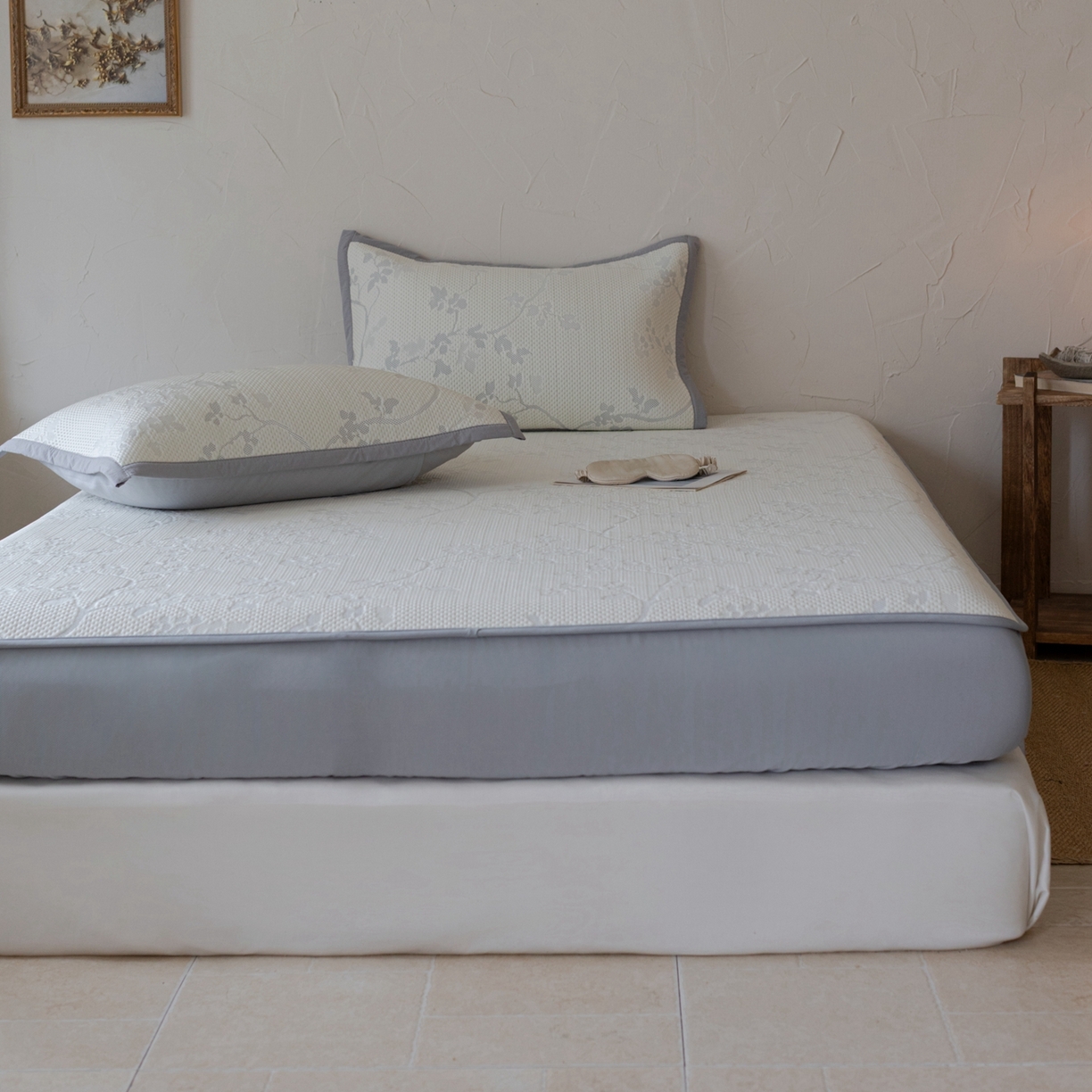 91家纺网 家纺一手货源 找家纺 云上 2026新款冷萃丝三明治凉感席凉席席子-花漾系列 花漾床笠款-灰