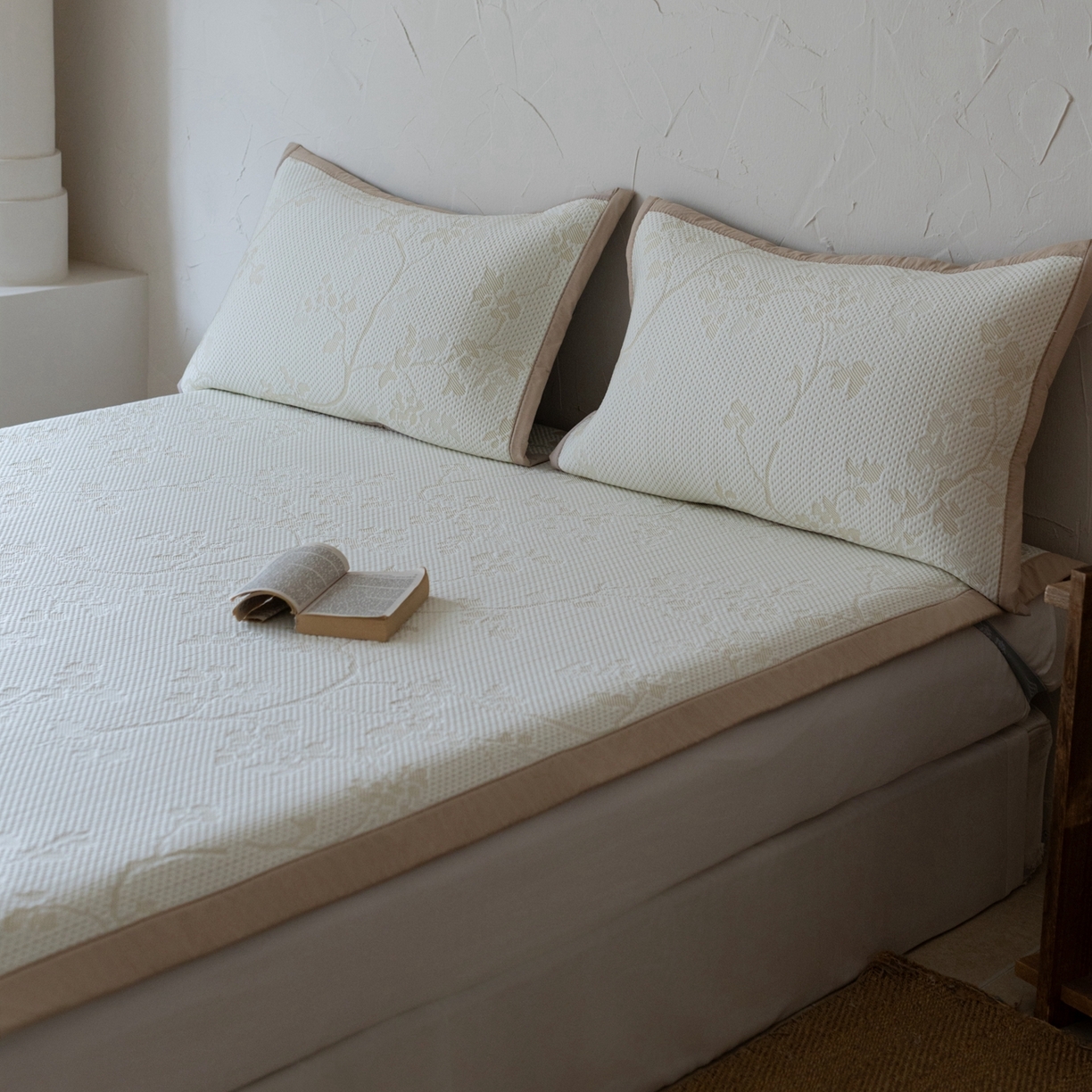 91家纺网 家纺一手货源 找家纺 云上 2026新款冷萃丝三明治凉感席凉席席子-花漾系列 花漾床席款-米黄