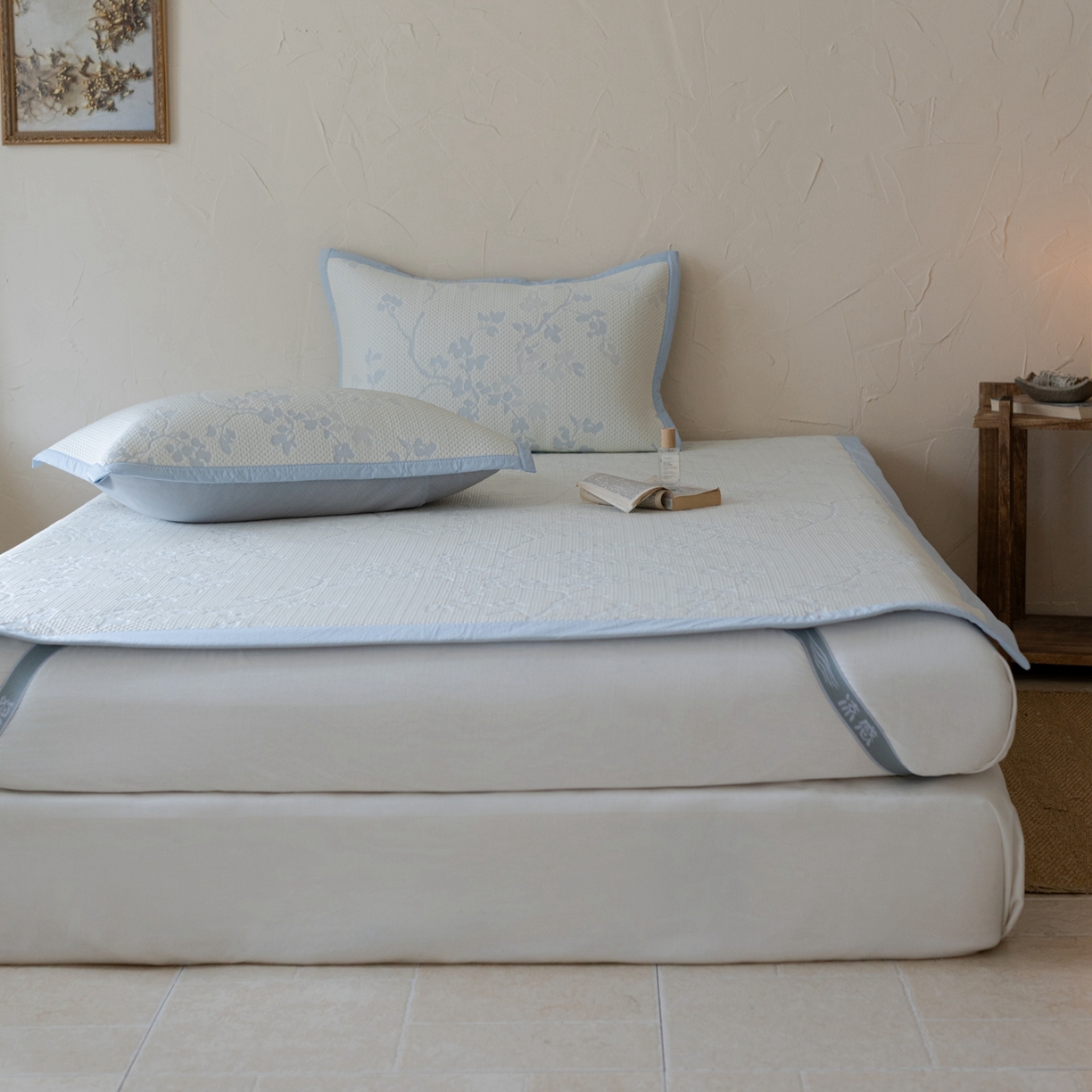 91家纺网 家纺一手货源 找家纺 云上 2026新款冷萃丝三明治凉感席凉席席子-花漾系列 花漾床席款-蓝色