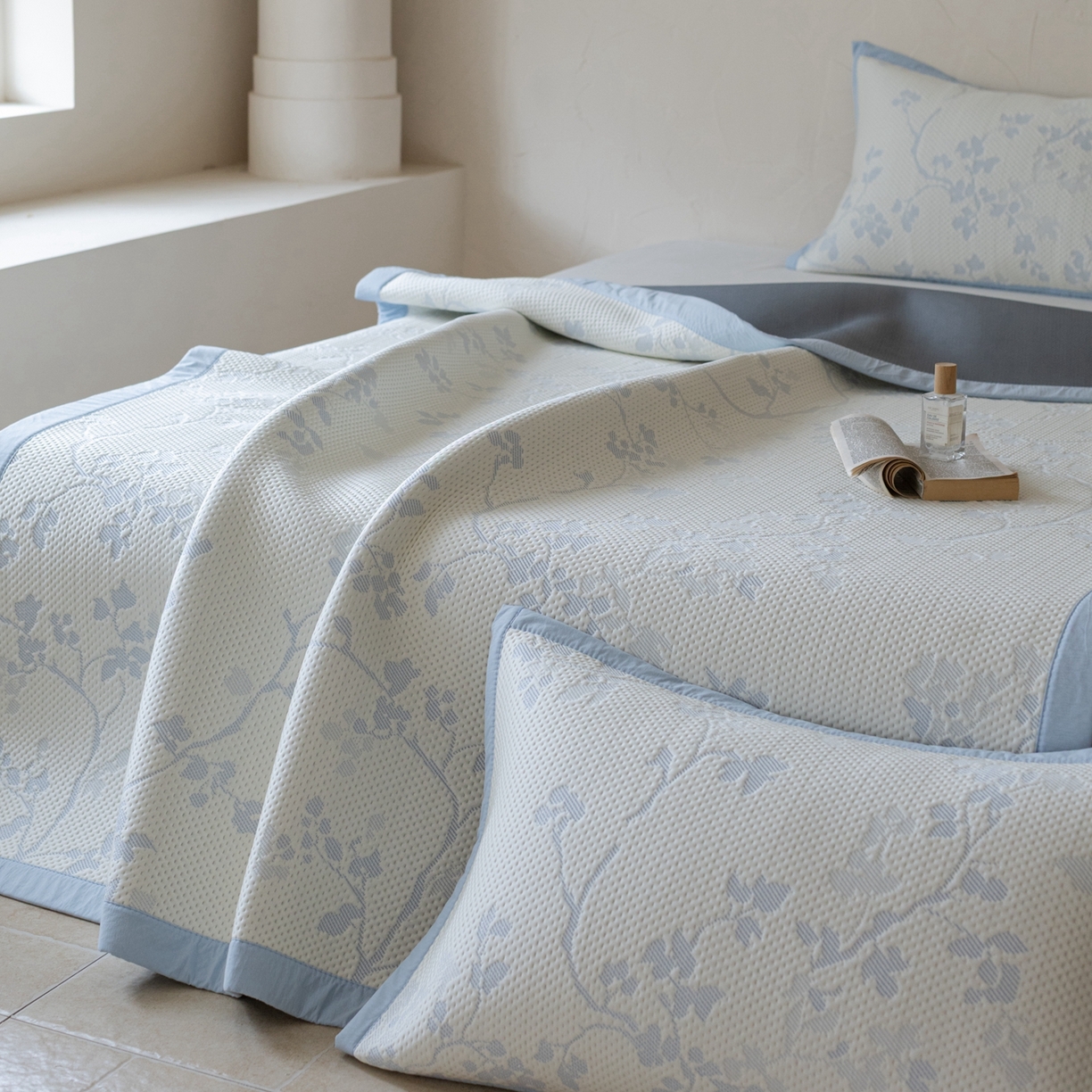 91家纺网 家纺一手货源 找家纺 云上 2026新款冷萃丝三明治凉感席凉席席子-花漾系列 花漾床席款-蓝色