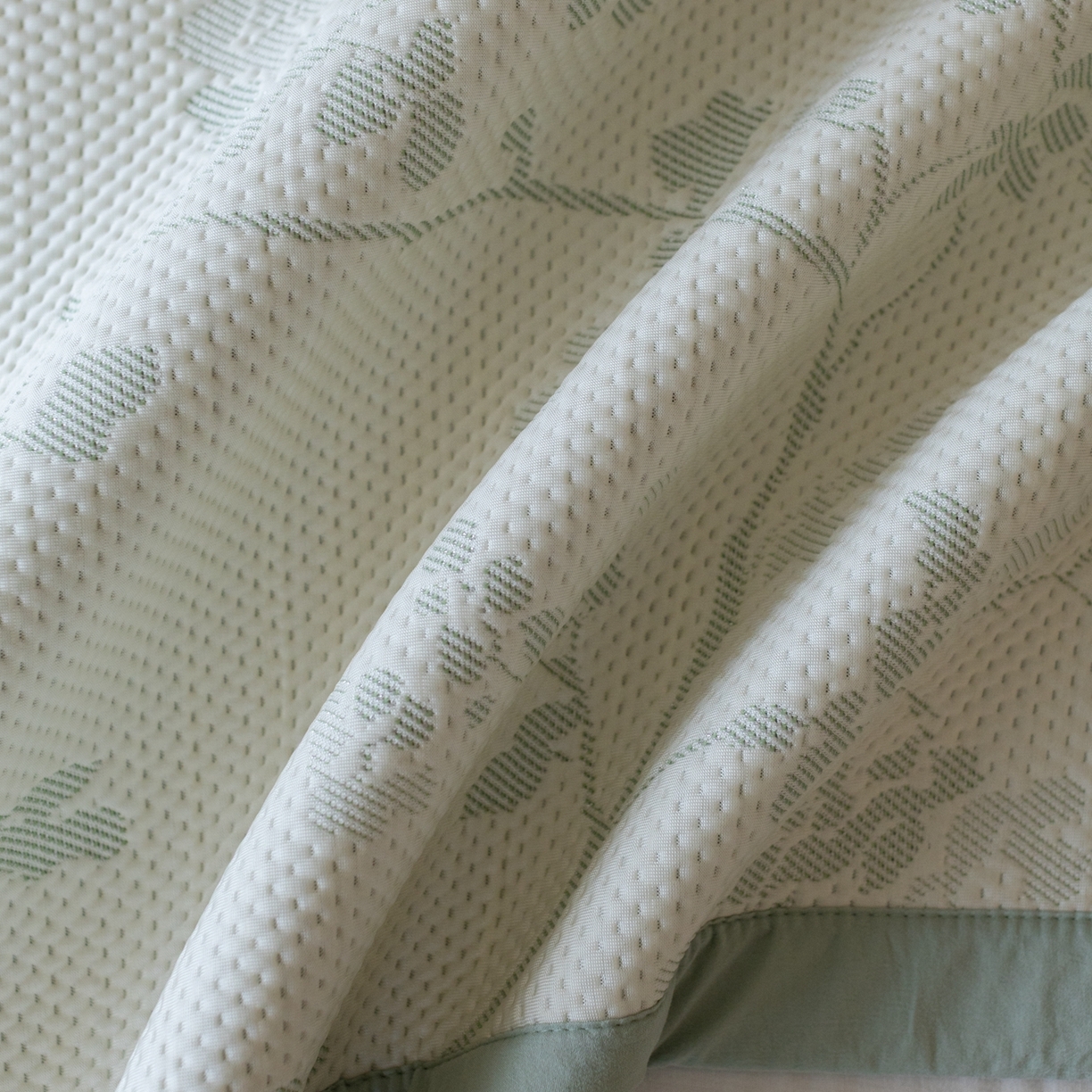 91家纺网 家纺一手货源 找家纺 云上 2026新款冷萃丝三明治凉感席凉席席子-花漾系列 花漾床席款-绿