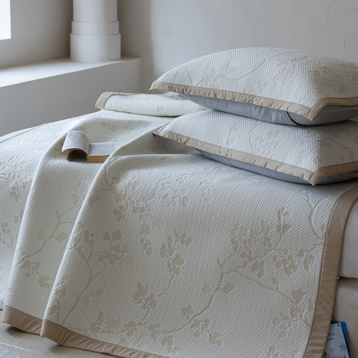 91家纺网 家纺一手货源 找家纺 云上 2026新款冷萃丝三明治凉感席凉席席子-花漾系列 花漾床席款-米黄