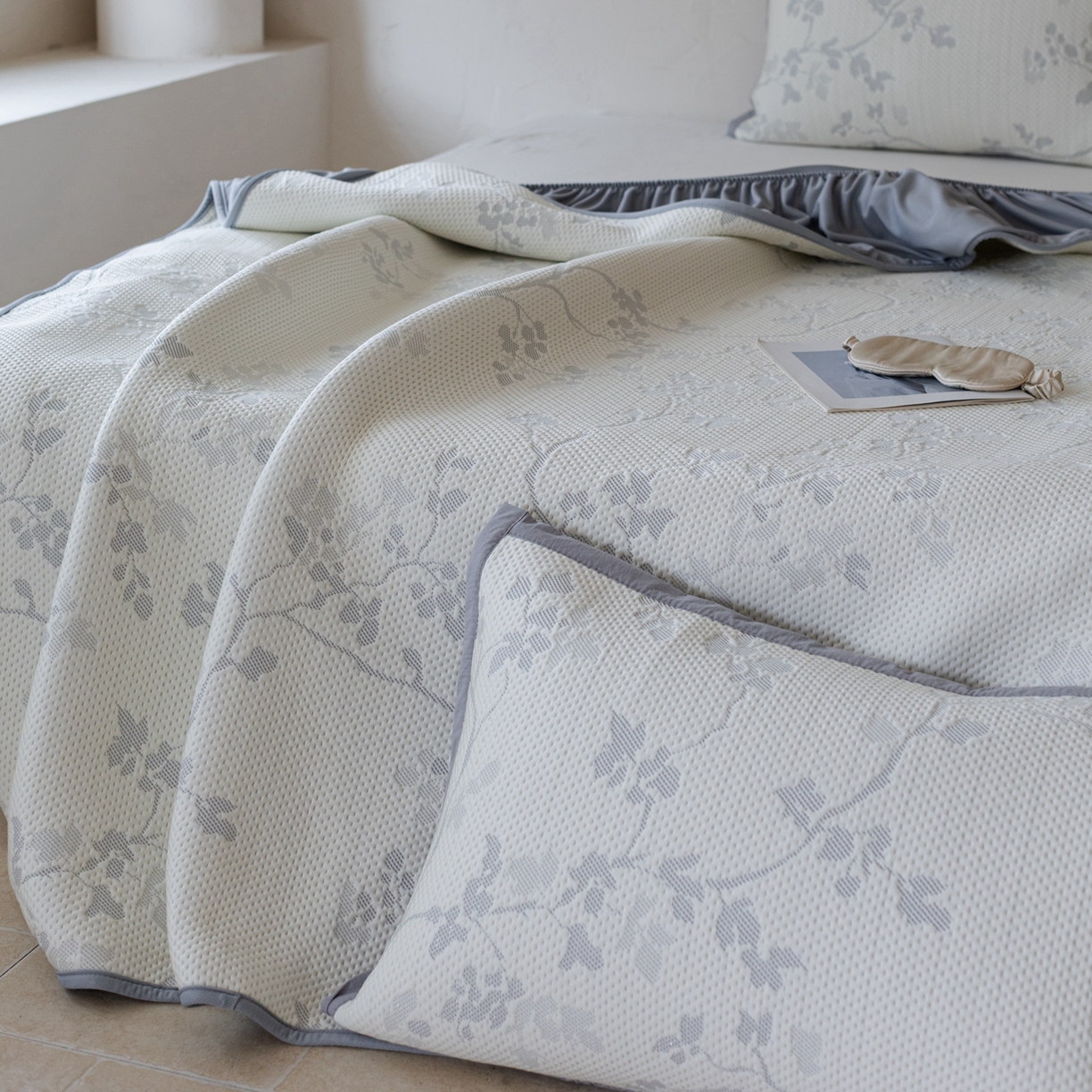 91家纺网 家纺一手货源 找家纺 云上 2026新款冷萃丝三明治凉感席凉席席子-花漾系列 花漾床笠款-灰