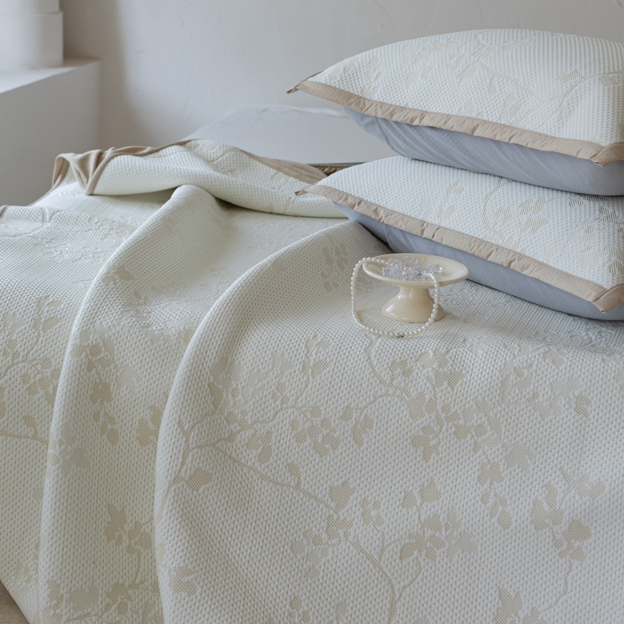 91家纺网 家纺一手货源 找家纺 云上 2026新款冷萃丝三明治凉感席凉席席子-花漾系列 花漾床笠款-米黄