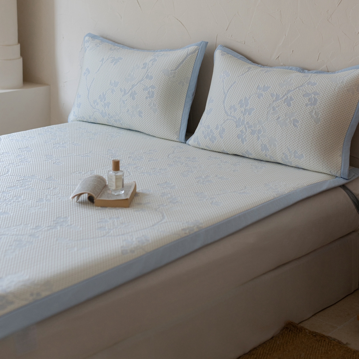 91家纺网 家纺一手货源 找家纺 云上 2026新款冷萃丝三明治凉感席凉席席子-花漾系列 花漾床席款-蓝色