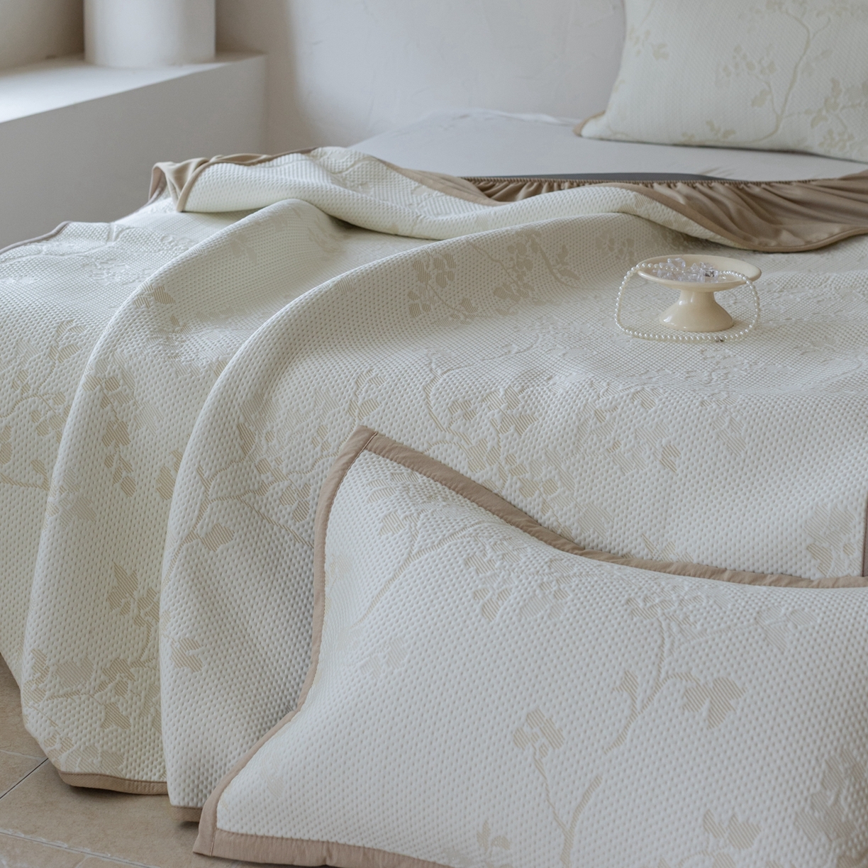 91家纺网 家纺一手货源 找家纺 云上 2026新款冷萃丝三明治凉感席凉席席子-花漾系列 花漾床笠款-米黄