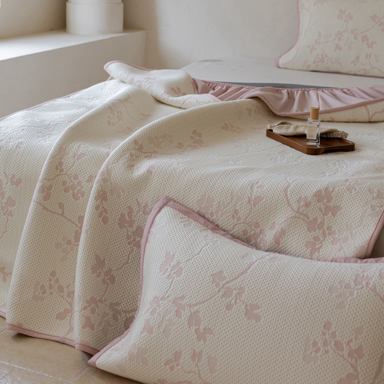 91家纺网 家纺一手货源 找家纺 （总）云上 2026新款冷萃丝三明治凉感席凉席席子-花漾系列