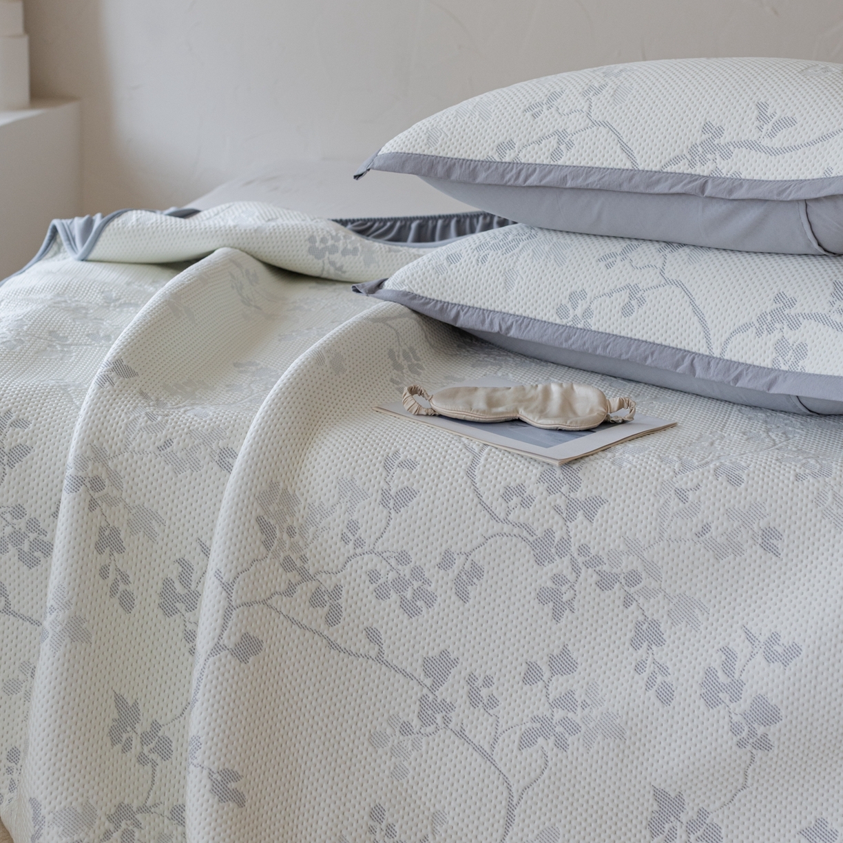 91家纺网 家纺一手货源 找家纺 云上 2026新款冷萃丝三明治凉感席凉席席子-花漾系列 花漾床笠款-灰