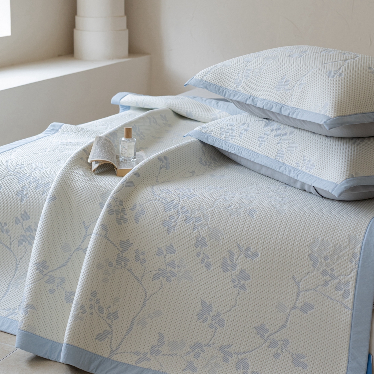 91家纺网 家纺一手货源 找家纺 云上 2026新款冷萃丝三明治凉感席凉席席子-花漾系列 花漾床席款-蓝色