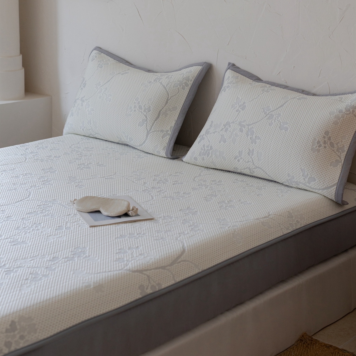 91家纺网 家纺一手货源 找家纺 云上 2026新款冷萃丝三明治凉感席凉席席子-花漾系列 花漾床笠款-灰