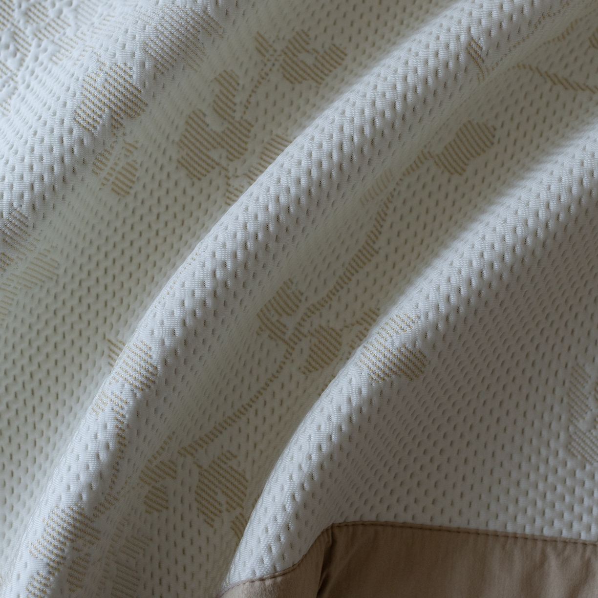 91家纺网 家纺一手货源 找家纺 云上 2026新款冷萃丝三明治凉感席凉席席子-花漾系列 花漾床席款-米黄