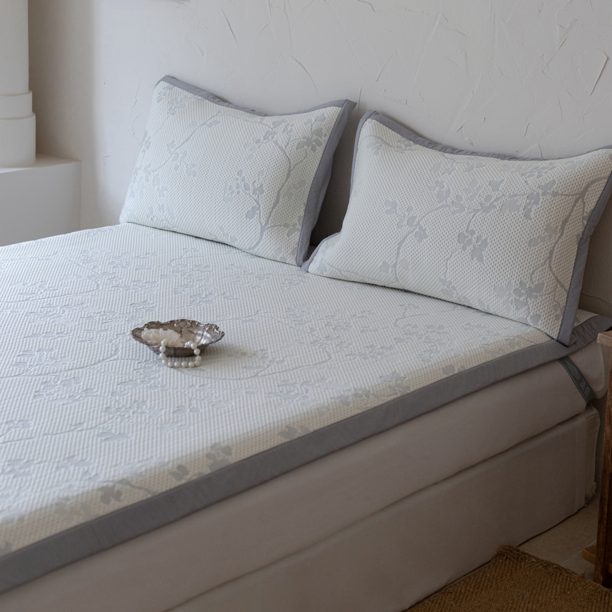 91家纺网 家纺一手货源 找家纺 云上 2026新款冷萃丝三明治凉感席凉席席子-花漾系列 花漾床席款-灰色