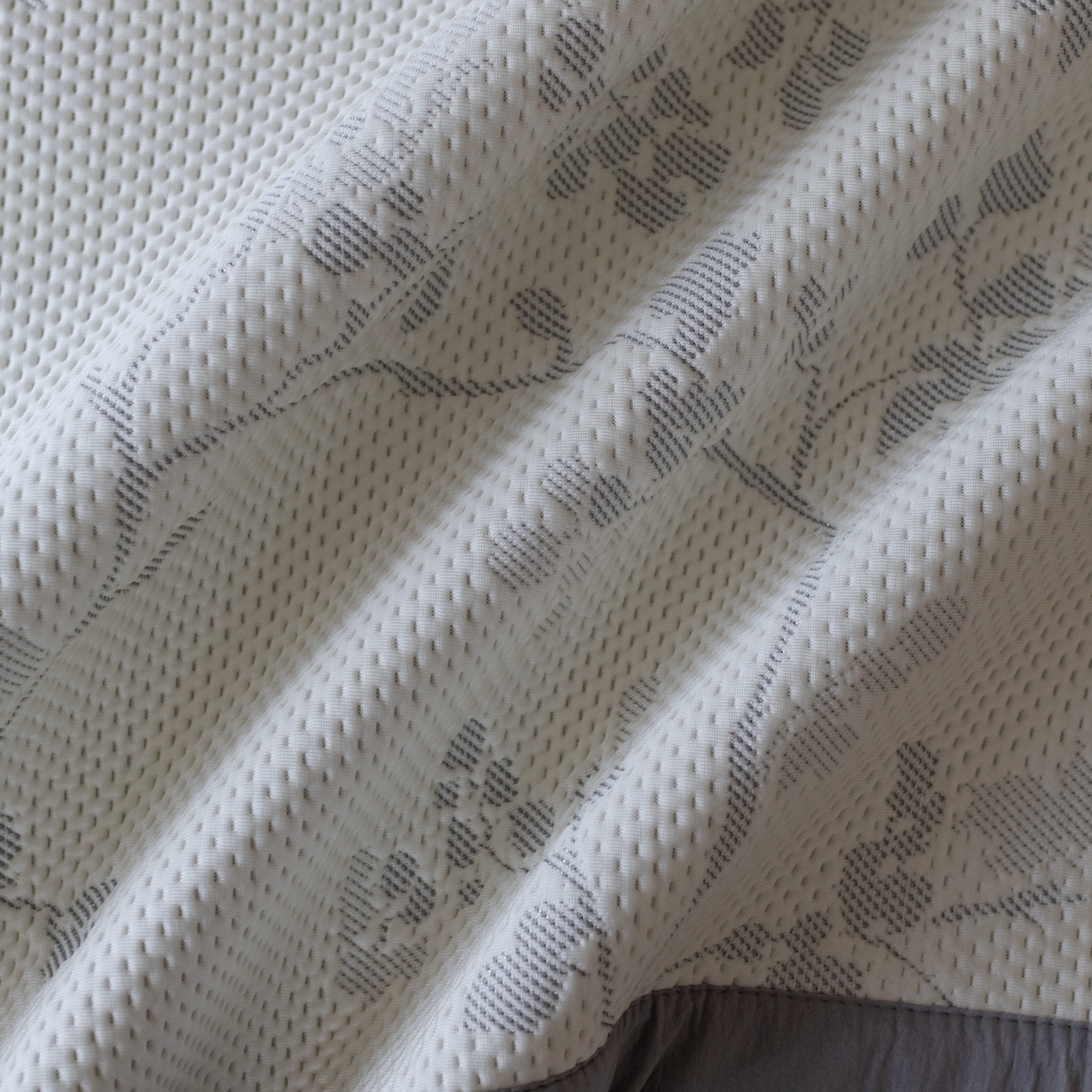 91家纺网 家纺一手货源 找家纺 云上 2026新款冷萃丝三明治凉感席凉席席子-花漾系列 花漾床席款-灰色