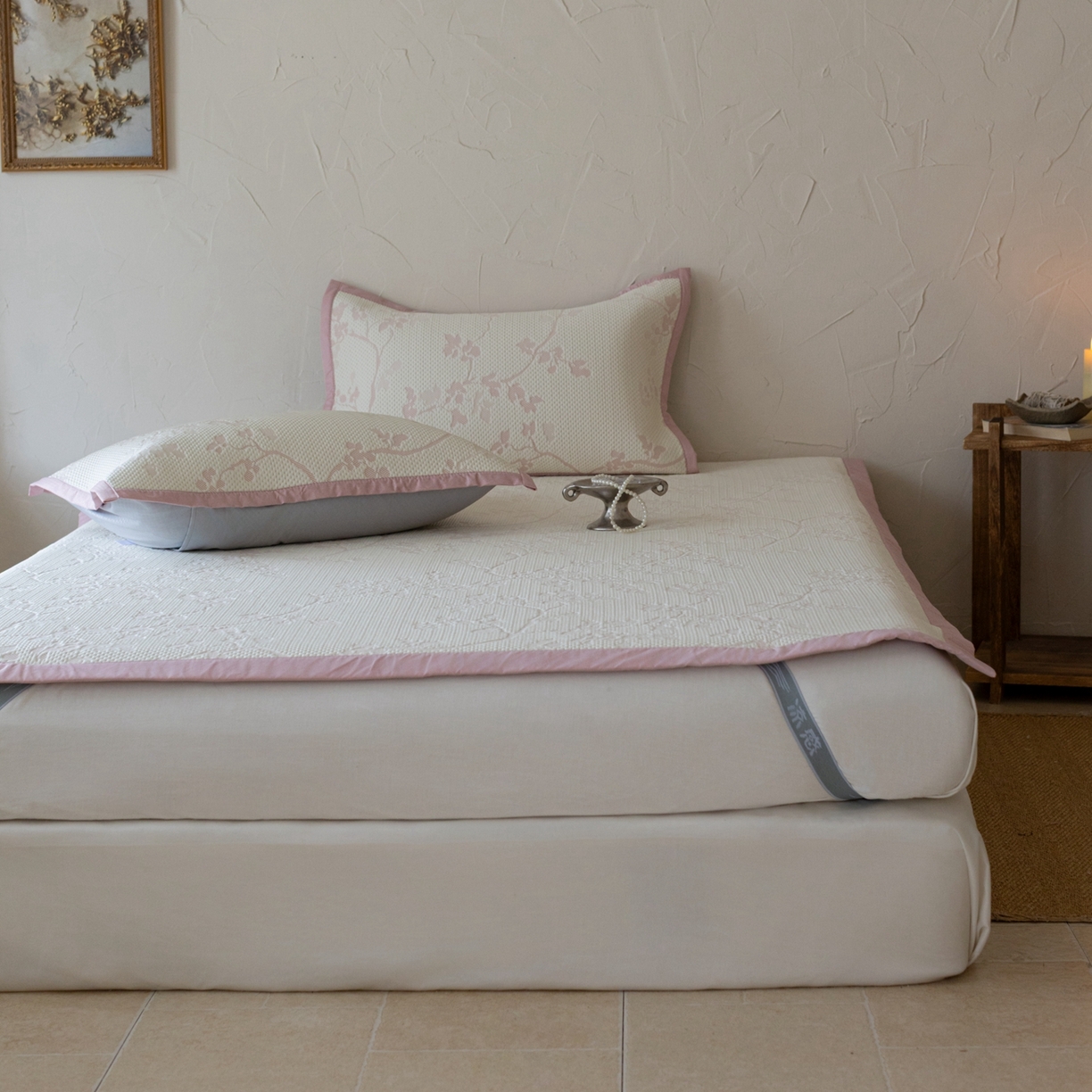 91家纺网 家纺一手货源 找家纺 云上 2026新款冷萃丝三明治凉感席凉席席子-花漾系列 花漾床席款-粉色