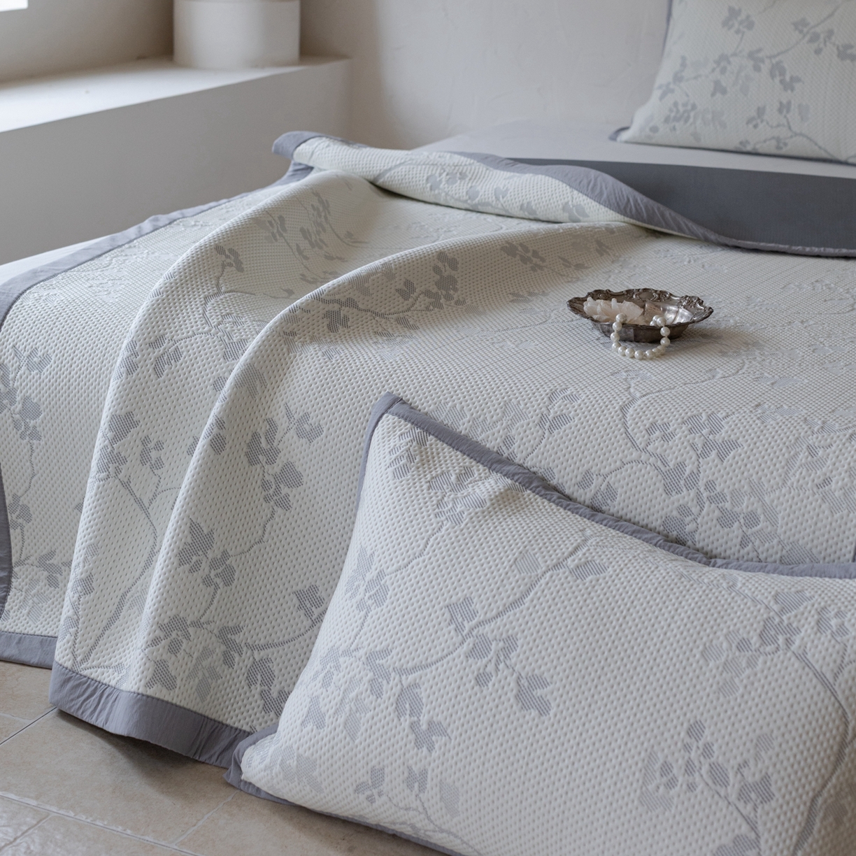 91家纺网 家纺一手货源 找家纺 云上 2026新款冷萃丝三明治凉感席凉席席子-花漾系列 花漾床席款-灰色