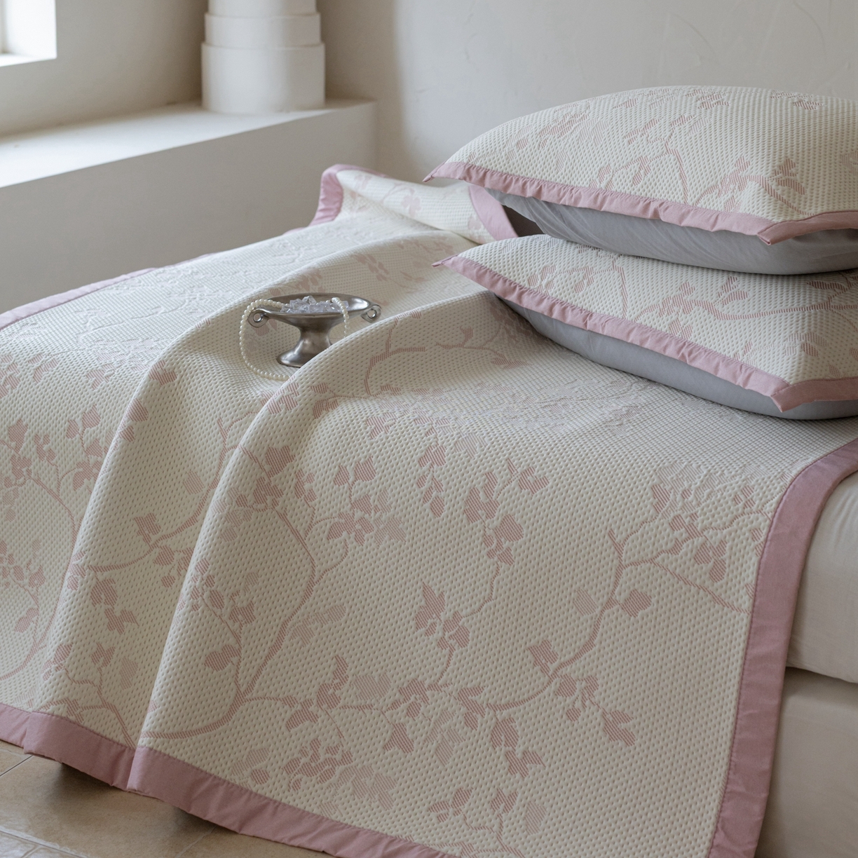 91家纺网 家纺一手货源 找家纺 云上 2026新款冷萃丝三明治凉感席凉席席子-花漾系列 花漾床席款-粉色