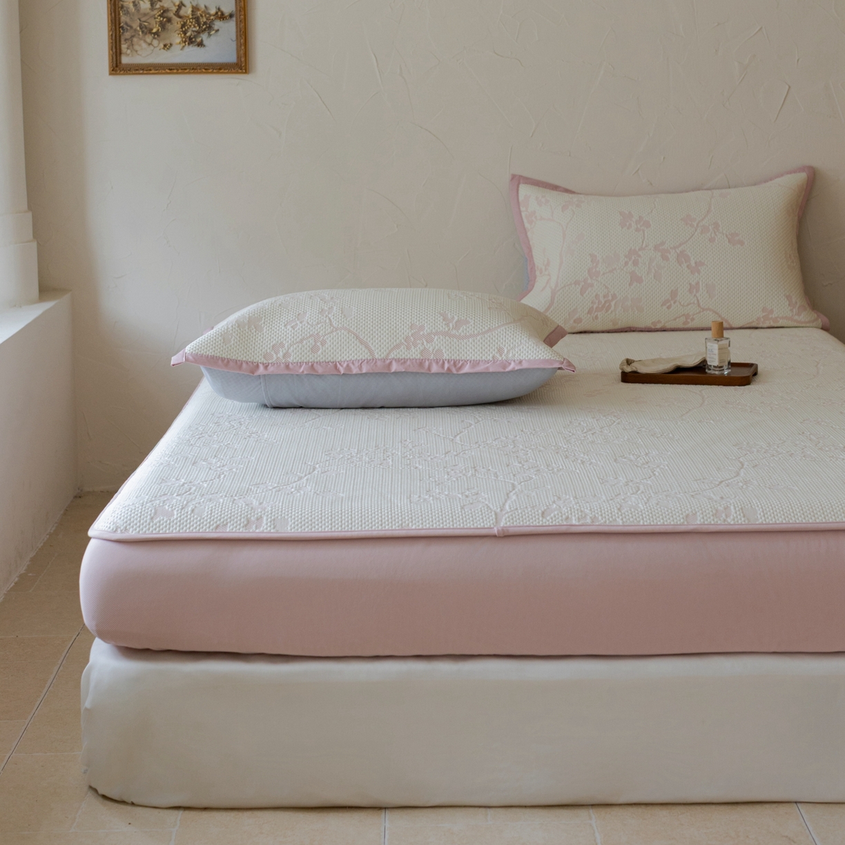 91家纺网 家纺一手货源 找家纺 云上 2026新款冷萃丝三明治凉感席凉席席子-花漾系列 花漾床笠款-粉