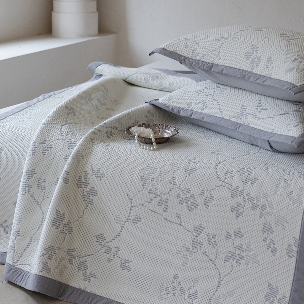 91家纺网 家纺一手货源 找家纺 云上 2026新款冷萃丝三明治凉感席凉席席子-花漾系列 花漾床席款-灰色