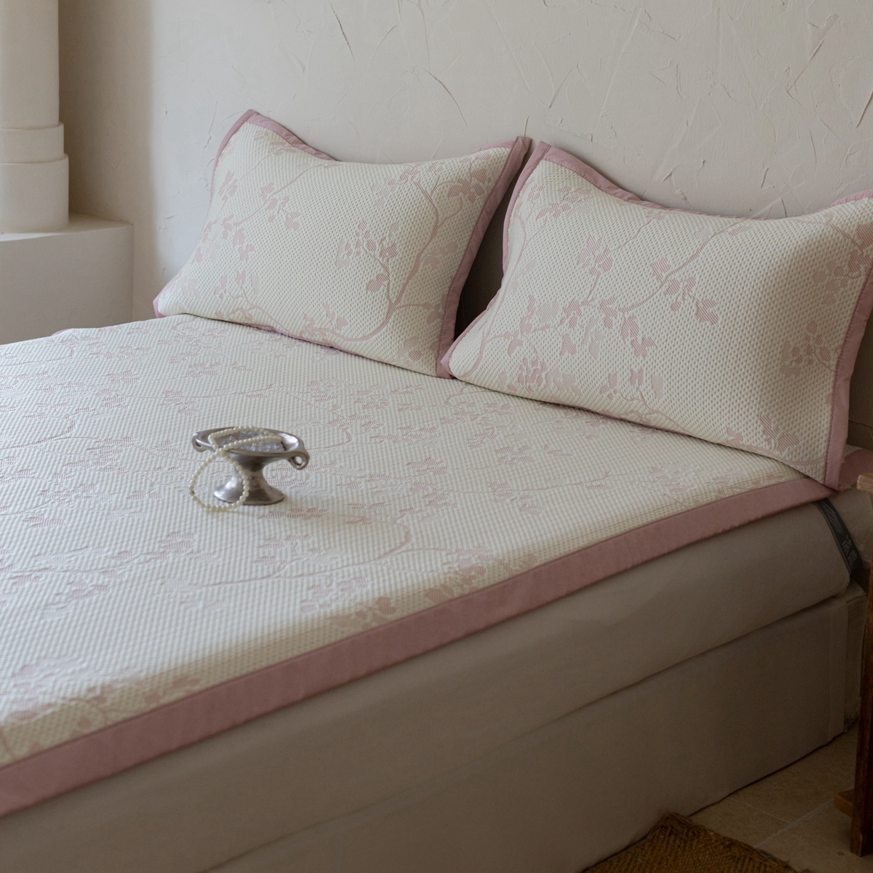 91家纺网 家纺一手货源 找家纺 云上 2026新款冷萃丝三明治凉感席凉席席子-花漾系列 花漾床席款-粉色