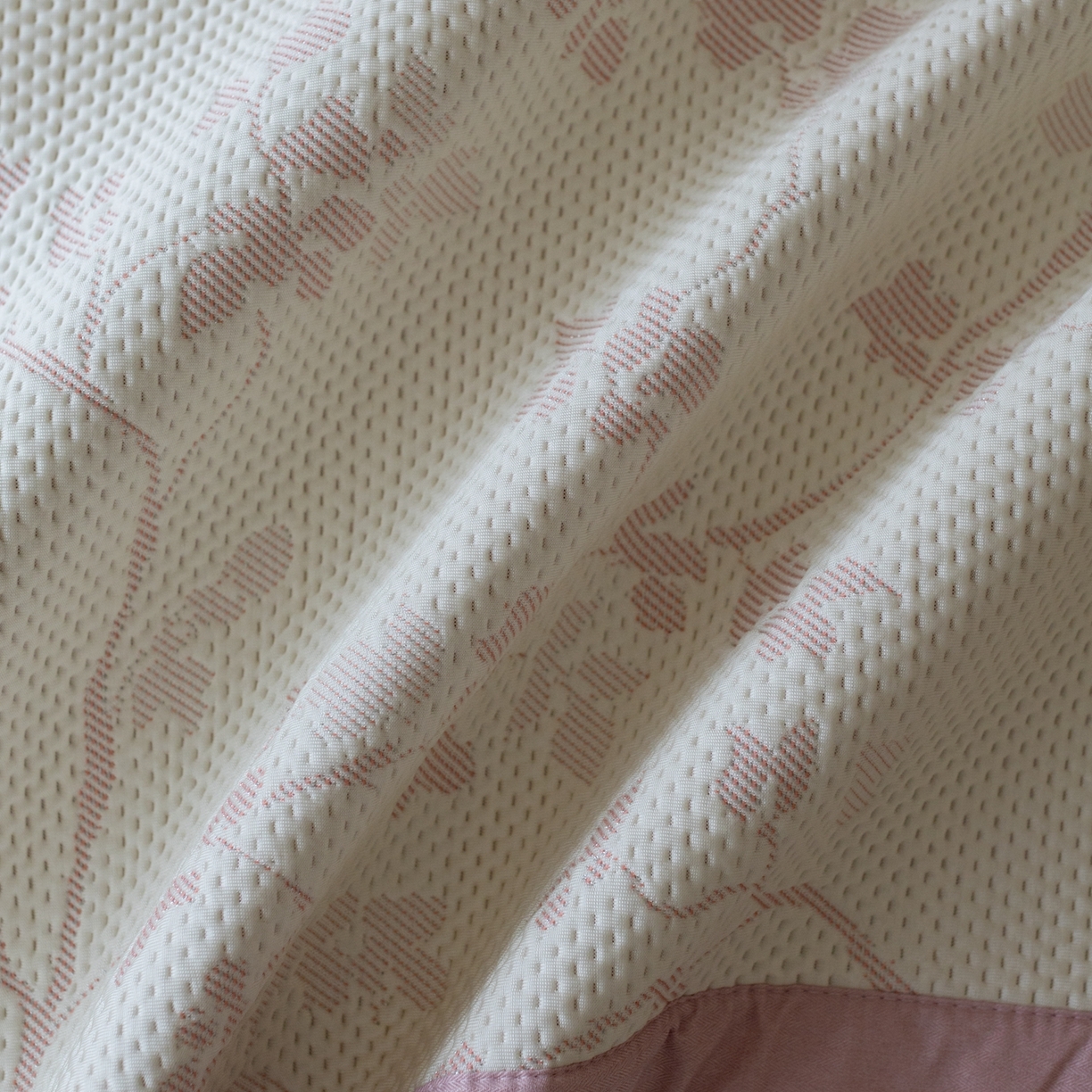 91家纺网 家纺一手货源 找家纺 云上 2026新款冷萃丝三明治凉感席凉席席子-花漾系列 花漾床席款-粉色