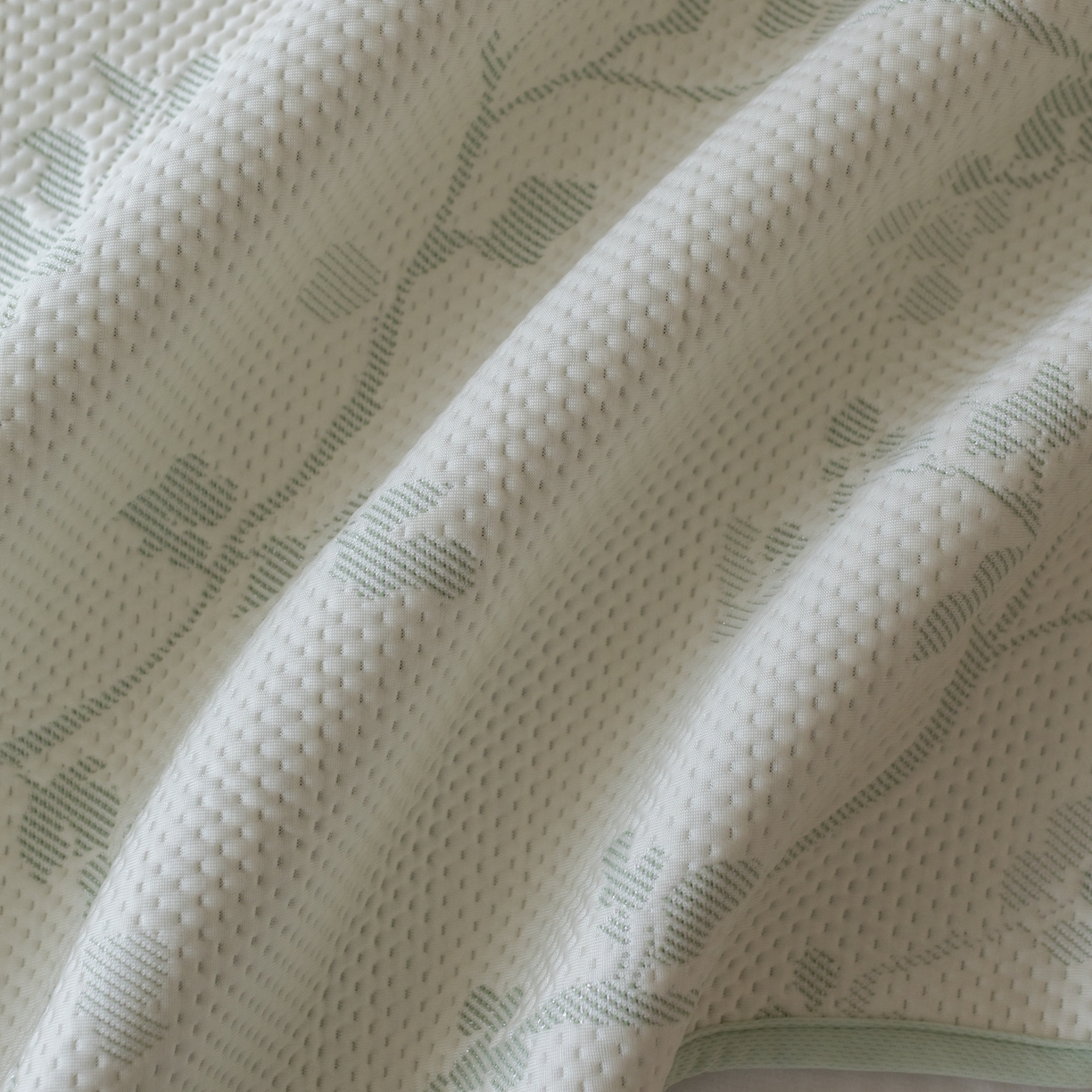 91家纺网 家纺一手货源 找家纺 云上 2026新款冷萃丝三明治凉感席凉席席子-花漾系列 花漾床笠款-绿