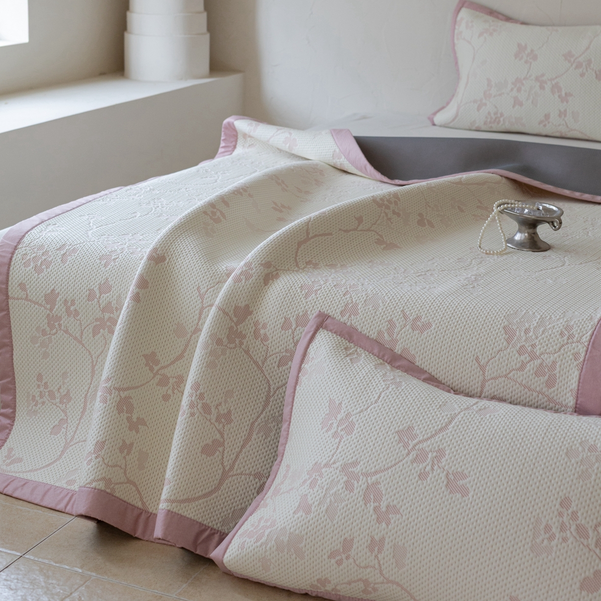 91家纺网 家纺一手货源 找家纺 云上 2026新款冷萃丝三明治凉感席凉席席子-花漾系列 花漾床席款-粉色