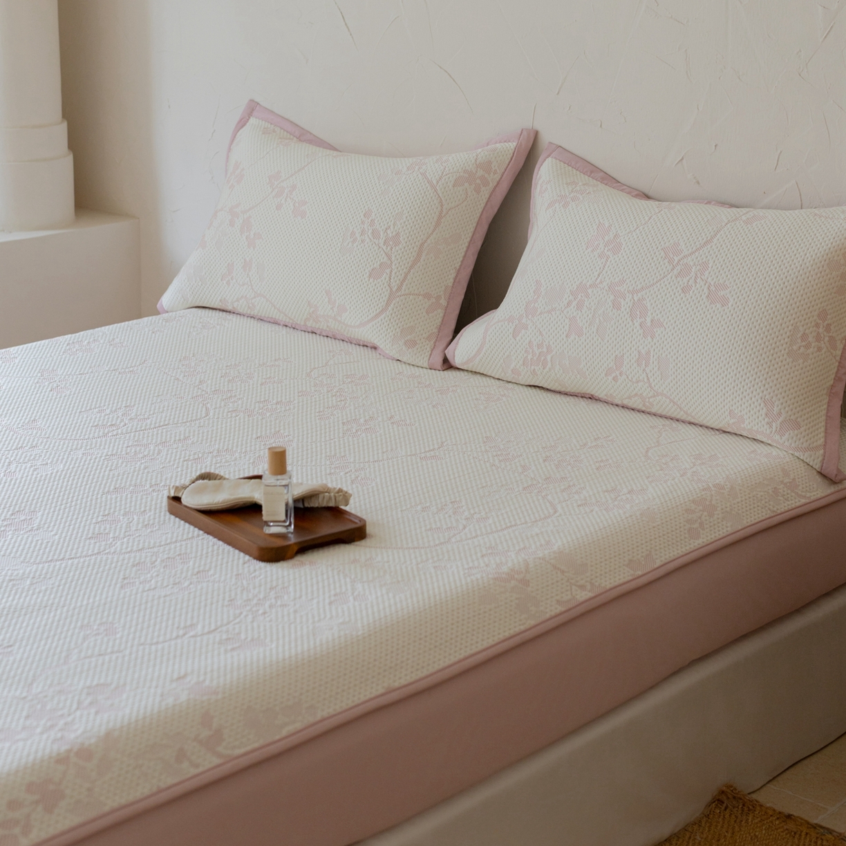 91家纺网 家纺一手货源 找家纺 云上 2026新款冷萃丝三明治凉感席凉席席子-花漾系列 花漾床笠款-粉